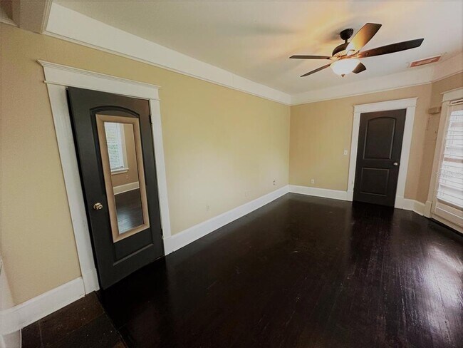 Building Photo - 606 Lake Dot Cir