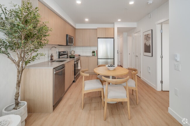 1BR, 1BA - 597SF - Kitchen, Dining Area - Arlo