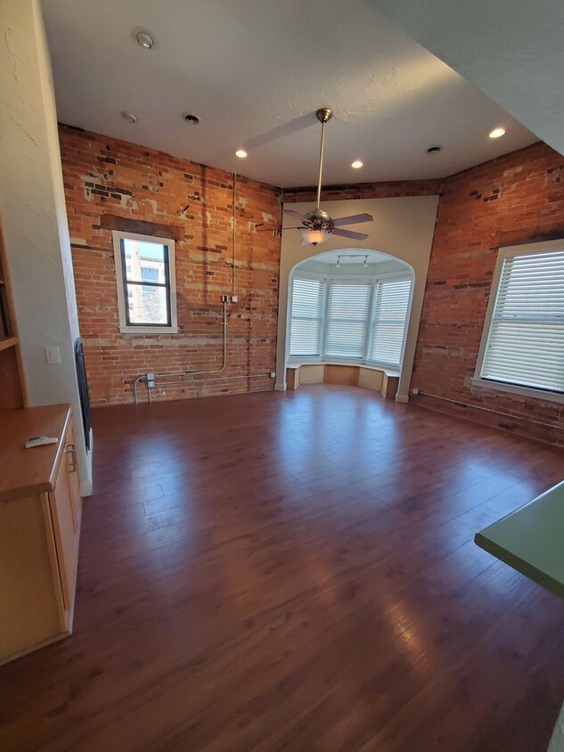 Primary Photo - Awesome Downtown Moline Apartment Close to...