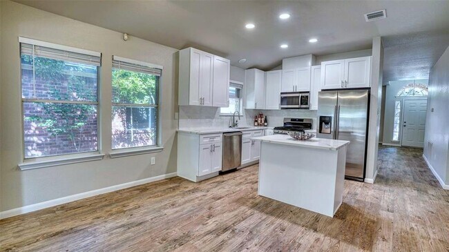 Building Photo - 711 House Creek Dr