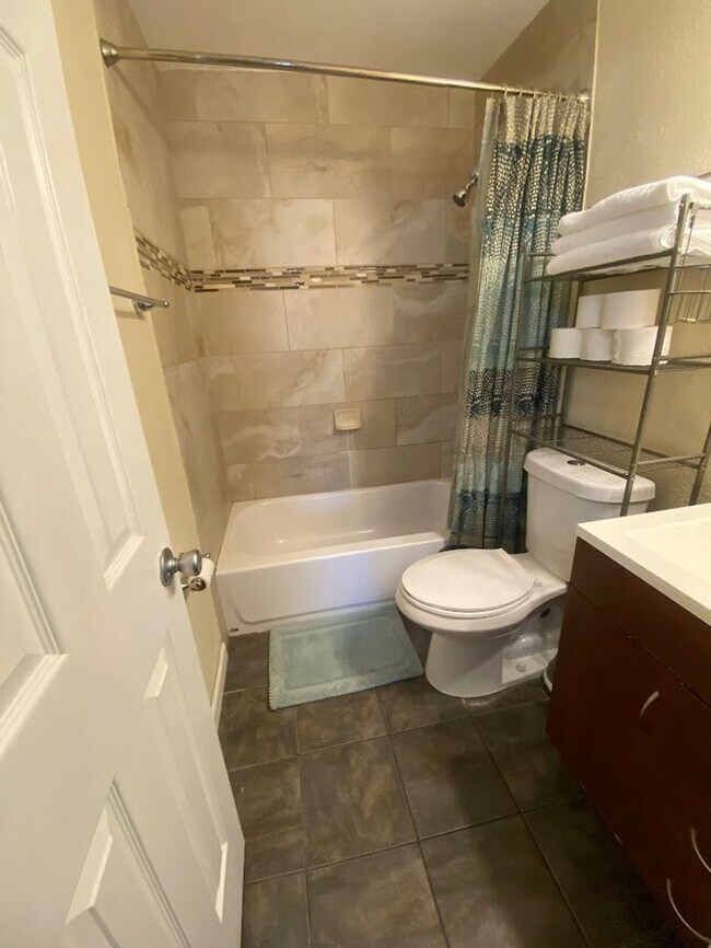 Foto del edificio - Large 3 bedroom, 2 bathroom peaceful condo