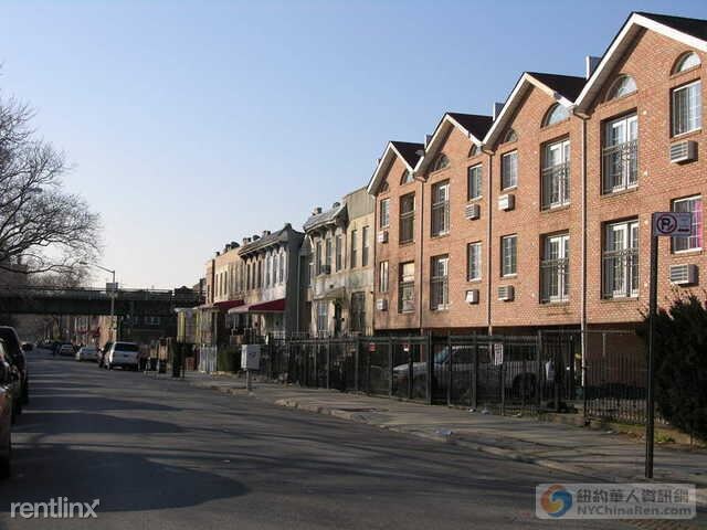 Building Photo - 2102 Strauss St
