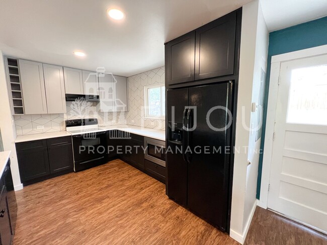 Building Photo - Tri-level Home with Newly Renovated Kitchen