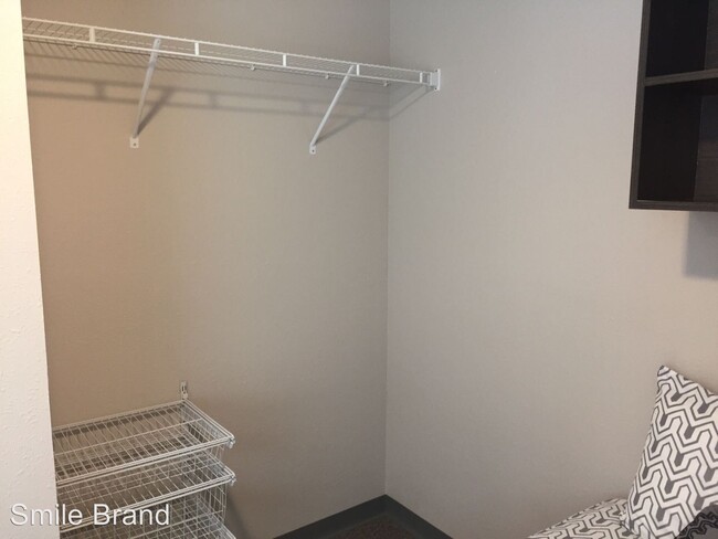Building Photo - 1 br, 1 bath Room For Rent - 306 E. Clark