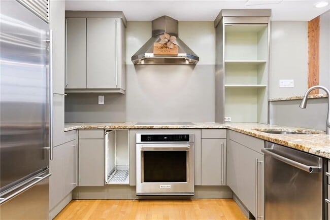 Building Photo - 555 S Water St