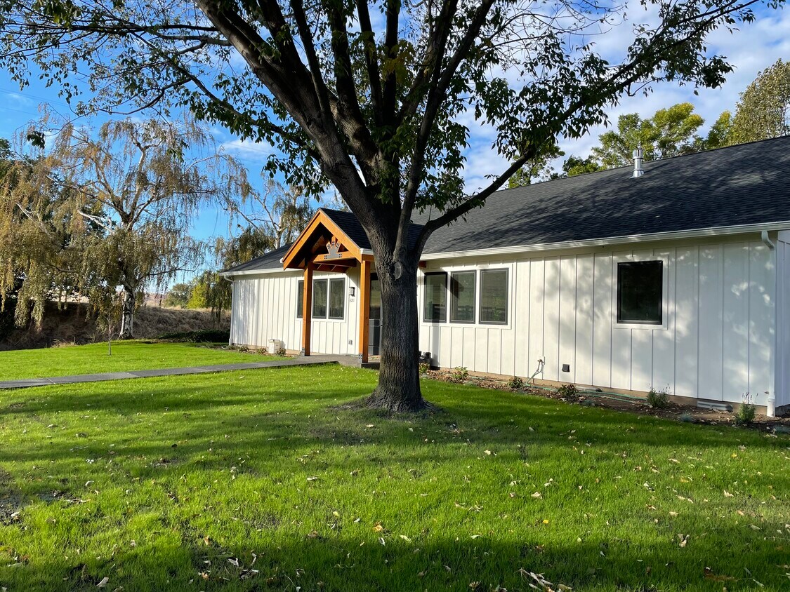 Primary Photo - 6081 Cottonwood Rd