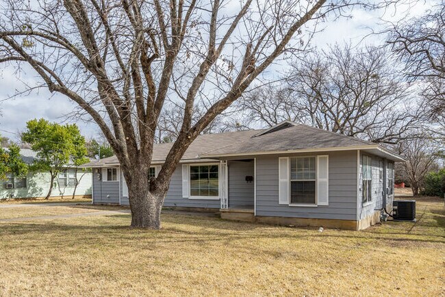 Building Photo - 606 Hillcrest St