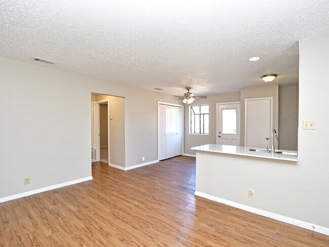 Foto del edificio - "Cozy Living at 301 Algerita: Charming 2-B...