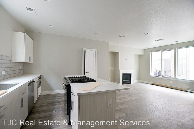 Building Photo - 2 br, 2.5 bath House - 4923 Lowell Blvd Un...