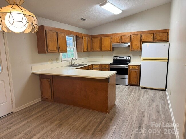 Building Photo - 578 Wren Rd