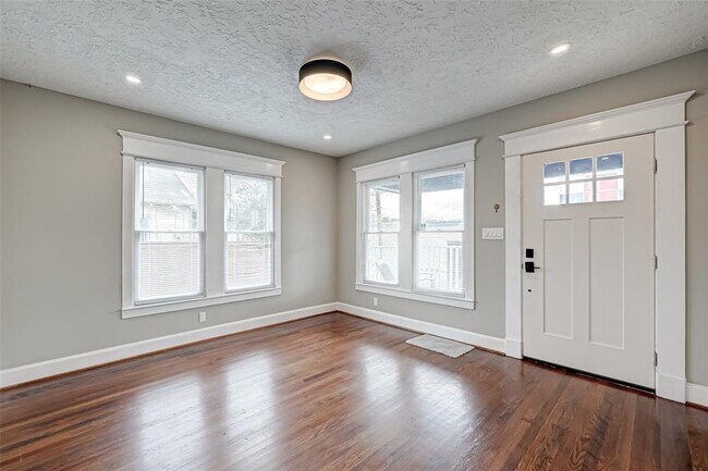 Building Photo - 1721 Airline Dr