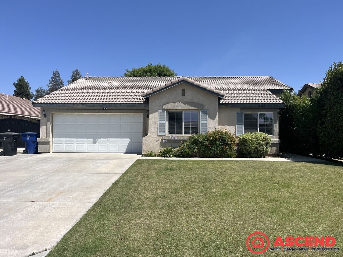 Foto principal - 3 Bedroom Home In Southwest Bakersfield!