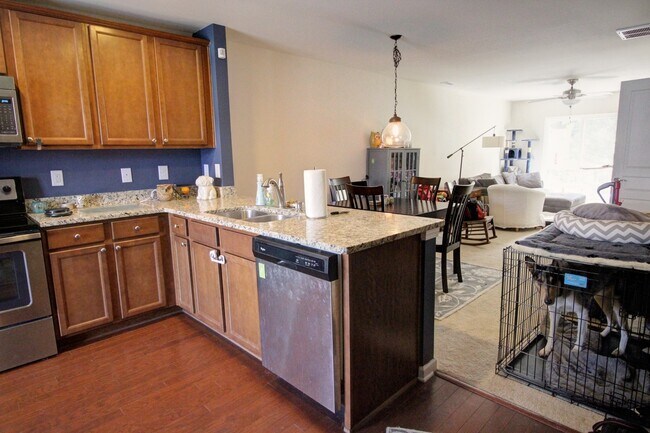 Building Photo - 3bd/3.5ba Spacious 3 Floor Townhouse in Durham's Stratford Lakes Neighborhood!