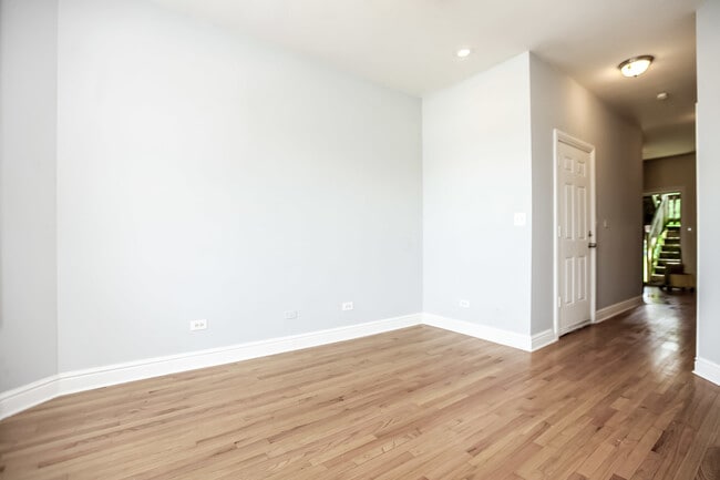 Building Photo - Two Bedroom in Bronzeville!