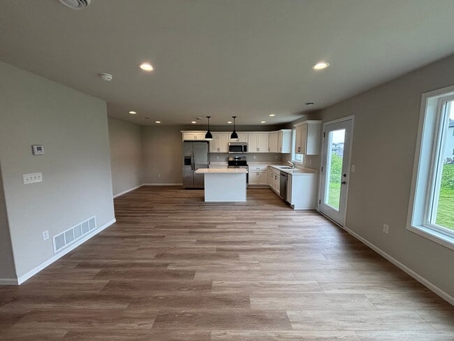 Foto del edificio - Modern Living Meets Comfort – Brand New 3 ...