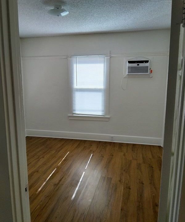 Building Photo - 819 N Dos Robles Pl