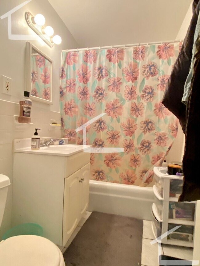 Building Photo - Spacious 3 Bed Just Steps From The Green Line