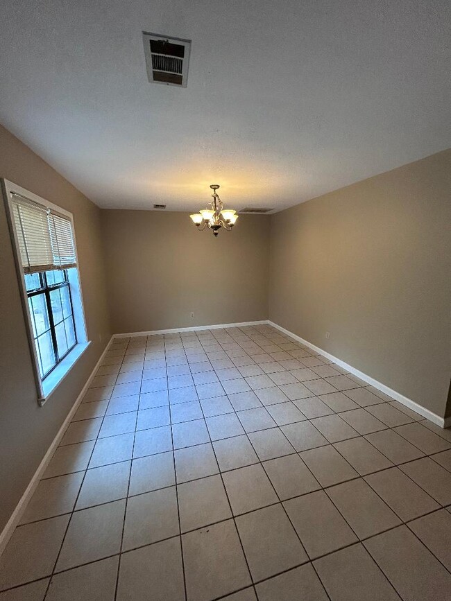 Building Photo - 1602 Golf Course Dr