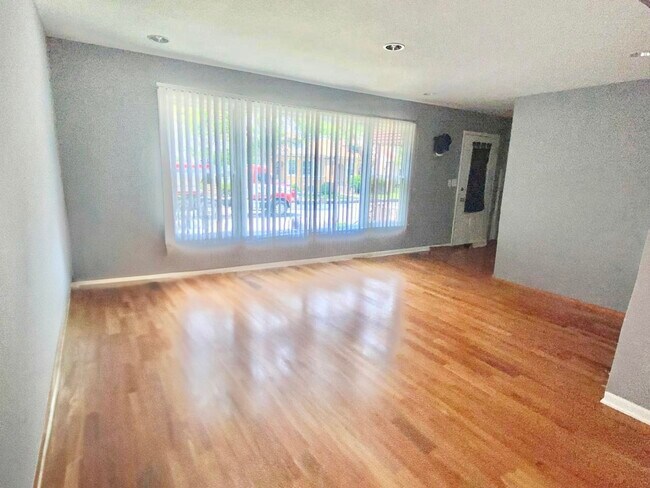 Foto del edificio - 2725 N Oak Park Ave