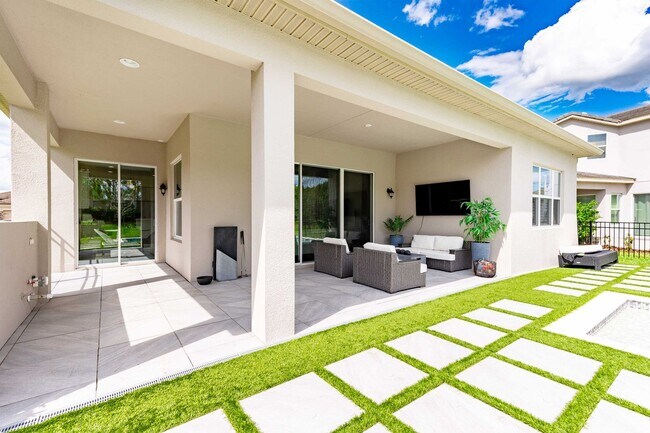 Building Photo - STUNNING 4/3 with Pool and Putting Green i...