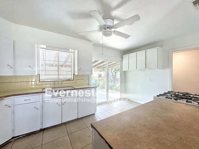Building Photo - 618 Pilgrim Dr