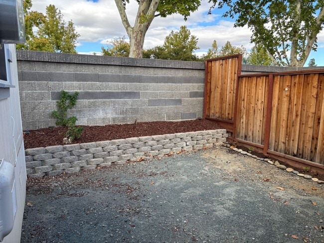 Building Photo - Terrific detached 2/2 Unit with full Priva...