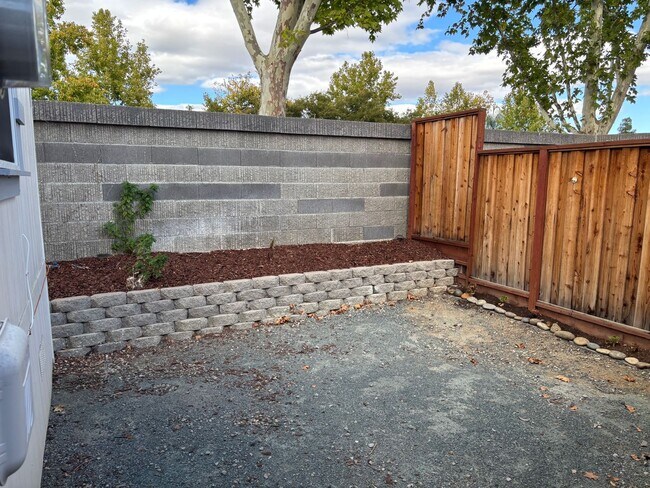 Foto del edificio - Terrific detached 2/2 Unit with full Priva...
