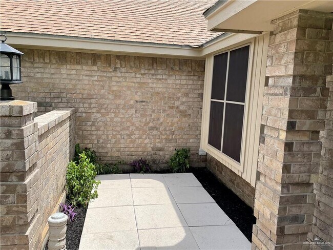 Building Photo - 2711 Southridge Dr