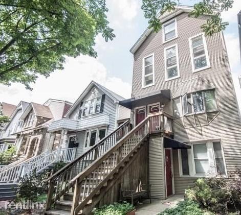 Primary Photo - 1742 W Roscoe St