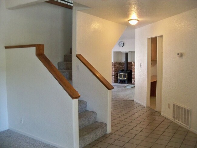 Foto del edificio - Two Story In East Modesto