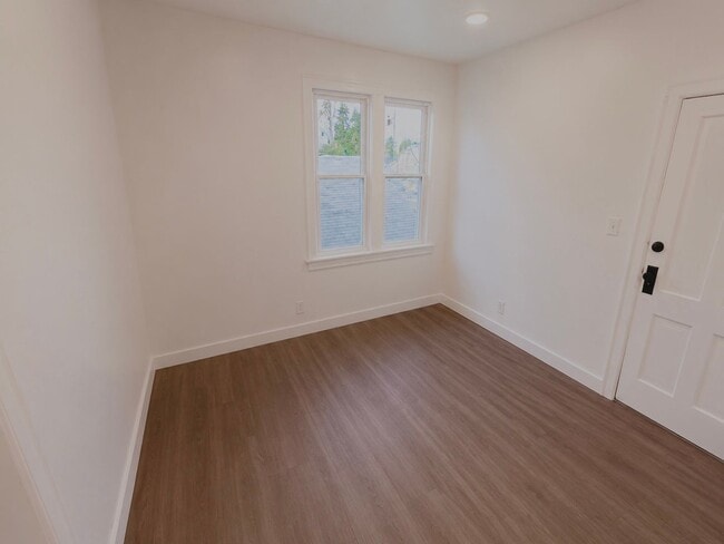 Building Photo - 404 S Van Buren St