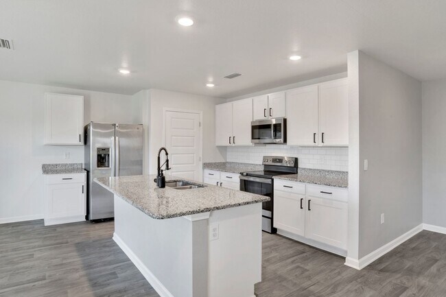 Foto del edificio - 2022 Built 4 Bed/2 Bath Smart-Home within ...