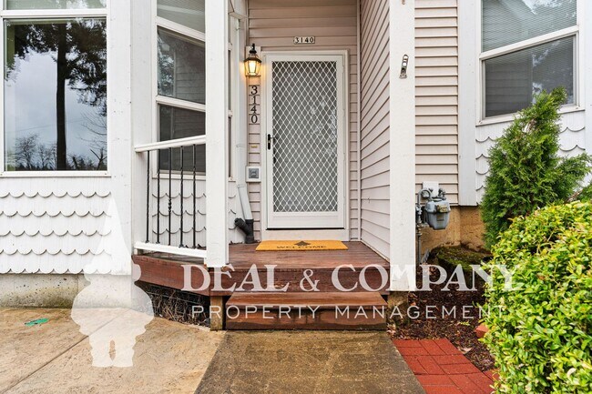 Building Photo - Inviting Parkrose Heights Townhome