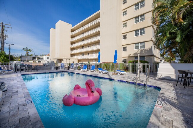 Piscina del edificio, a solo renovado - 711 N Birch Rd