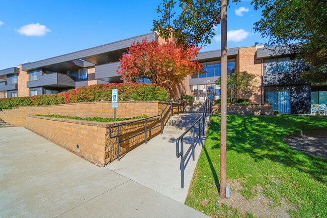 Foto del edificio - 1255 N Sterling Ave