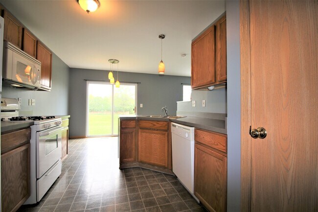 Building Photo - 1400 Hunters Ridge Dr