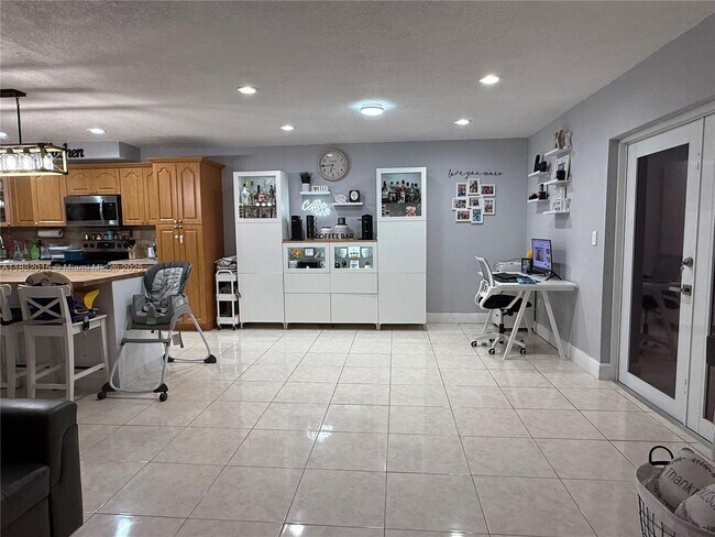 Foto del edificio - 7151 W 3rd Ct