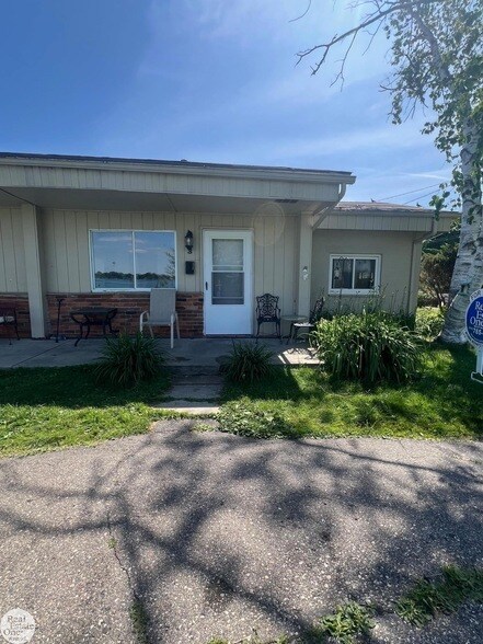 Foto principal - 9239 N River Rd
