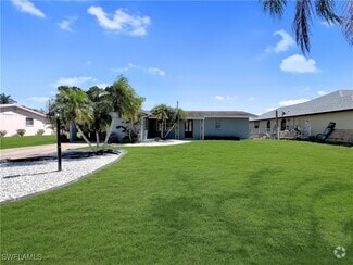 Building Photo - 2210 Parkview Dr