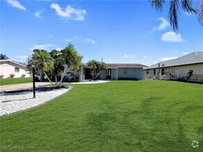 Building Photo - 2210 Parkview Dr