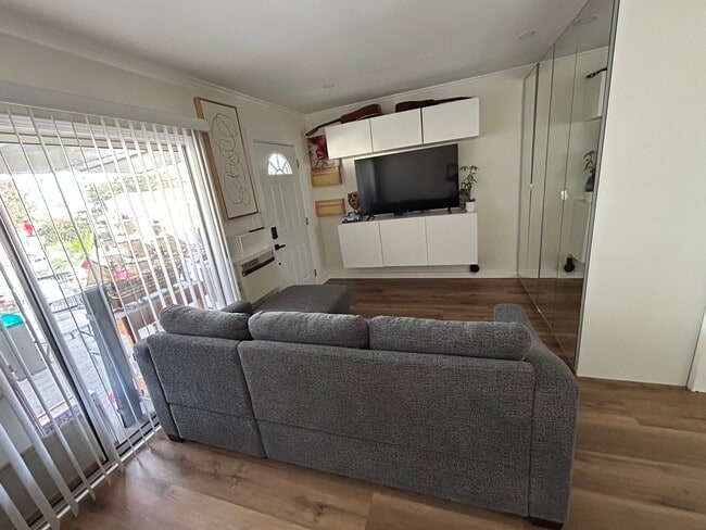 Foto del edificio - 1316 N Hollywood Way