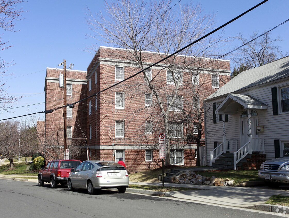 Court House Flats 2634 Lee Hwy Arlington, VA Apartments for Rent in