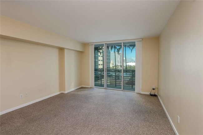 Foto del edificio - 325 S Biscayne Blvd
