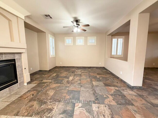 Building Photo - 332 Summer Palace Way