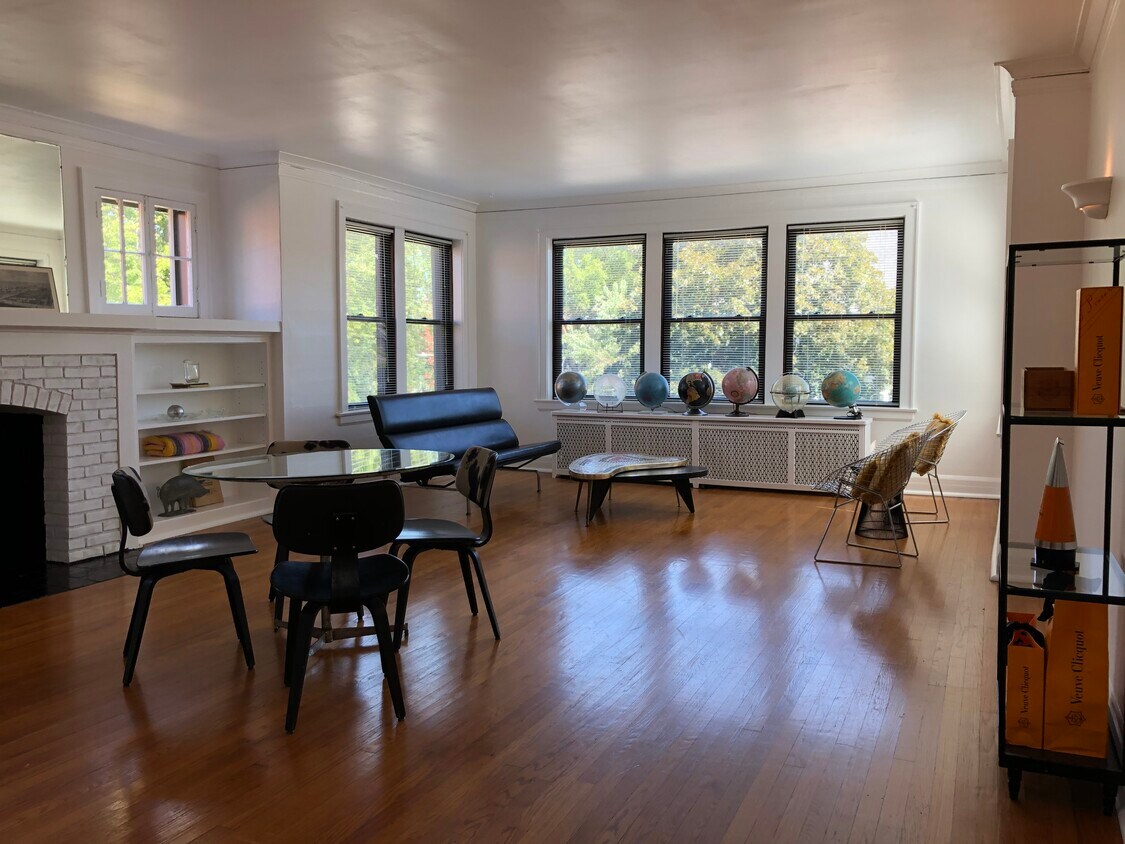 living room - 5716 N Hermitage Ave