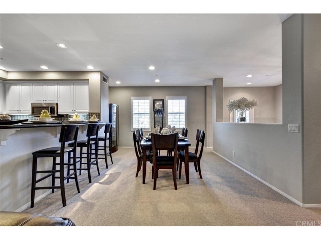 Building Photo - 42 Lamplighter