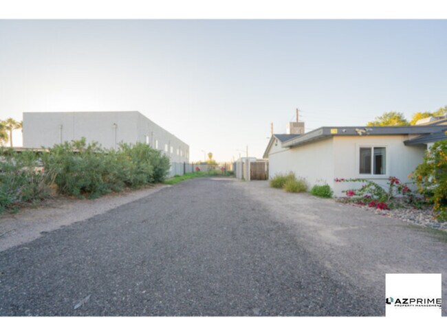 Foto del edificio - Charming Phoenix 1/1 Apartment with Modern Upgrades &amp; Prime Location!