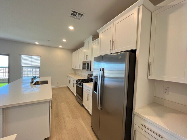 Building Photo - Summerlin Townhouse with Unobstructed Strip Views!