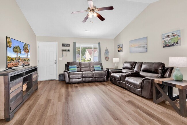 Foto del edificio - Beautiful 3bd/3ba WITH fenced in yard! UNFURNISHED!