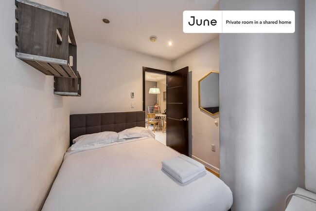 Building Photo - Private bedroom in 4 bed/2 bath Home